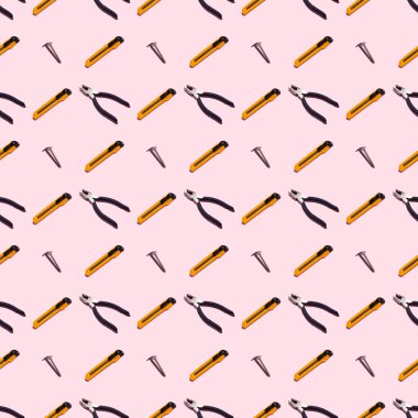 Pense, kendi kendine dokunan vida ve bıçaklar pembe bir arka plan, desen, sert gölgeler. İnşaat aletleri, tamirat. Tasarım için arkaplan.