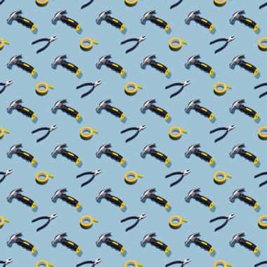 Çekiç, kerpeten ve gri arka planda koli bandı, desen, sert gölgeler. İnşaat aletleri, tamirat. Tasarım için arkaplan.