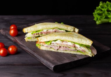 Tost, marul ve sebzeli üç köşeli sandviçler. Sağlıklı ve lezzetli kahvaltı ya da öğle yemeği.