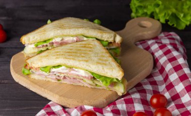 Tost, marul ve sebzeli üç köşeli sandviçler. Sağlıklı ve lezzetli kahvaltı ya da öğle yemeği.