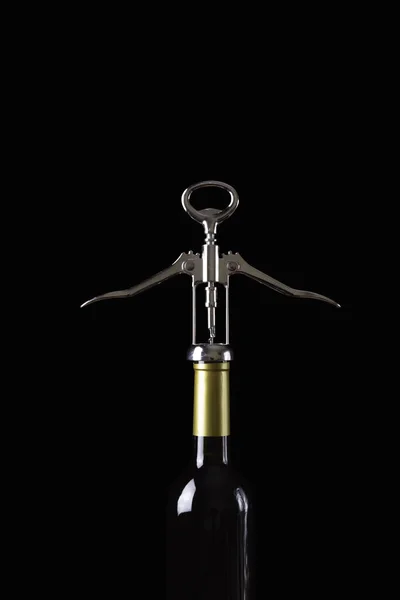 Metalen Flessenopener Een Glazen Wijnfles Een Zwarte Achtergrond — Stockfoto