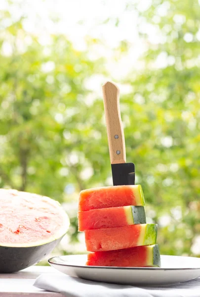 Snijdt Watermeloen Een Bord Met Een Mes Een Halve Watermeloen — Stockfoto