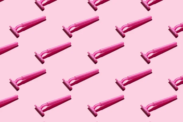 Pinkfarbene Rasiermesser Auf Rosa Hintergrund Muster Harte Schatten Das Konzept — Stockfoto