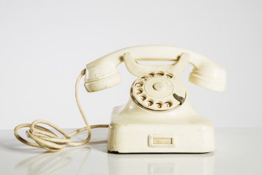 Eski telefon, eski telefon üzerinde beyaz izole.