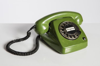 Eski telefon, eski telefon üzerinde beyaz izole.