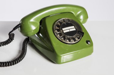 Eski telefon, eski telefon üzerinde beyaz izole.
