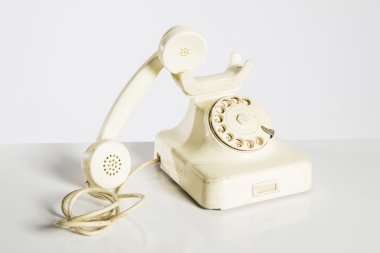 Eski telefon, eski telefon üzerinde beyaz izole.