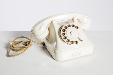 Eski telefon, eski telefon üzerinde beyaz izole.
