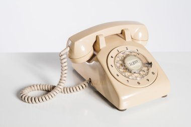 Eski telefon, eski telefon üzerinde beyaz izole.