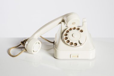 Eski telefon, eski telefon üzerinde beyaz izole.
