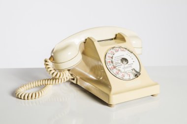 Eski telefon, eski telefon üzerinde beyaz izole.