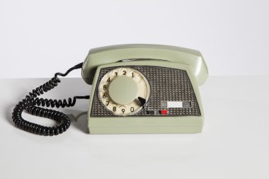 Eski telefon, eski telefon üzerinde beyaz izole