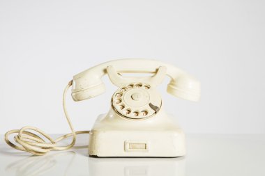 Eski telefon, eski telefon üzerinde beyaz izole