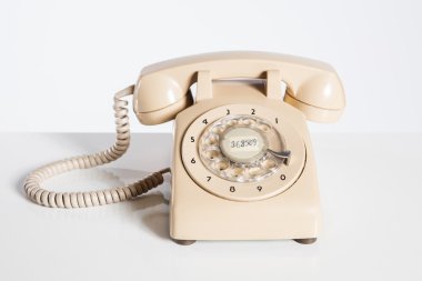 Eski telefon, eski telefon üzerinde beyaz izole