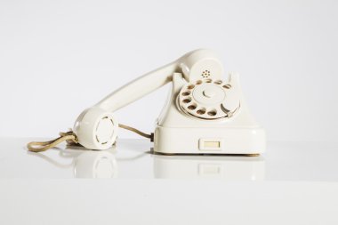 Eski telefon, eski telefon üzerinde beyaz izole