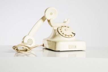 Eski telefon, eski telefon üzerinde beyaz izole