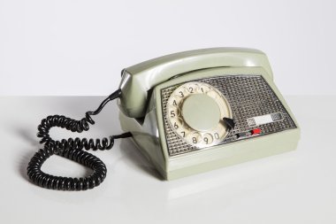 Eski telefon, eski telefon üzerinde beyaz izole