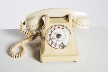 Eski telefon, eski telefon üzerinde beyaz izole