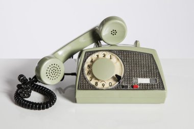 Eski telefon, eski telefon üzerinde beyaz izole