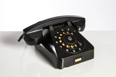 Siyah telefon, beyaz izole eski siyah telefon