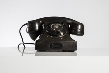 Siyah telefon, beyaz izole eski siyah telefon