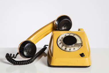 Eski telefon, eski telefon üzerinde beyaz izole