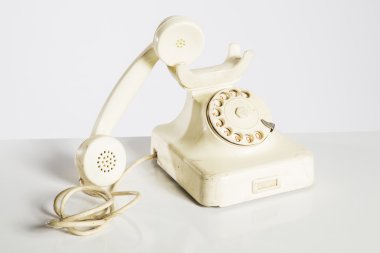 Eski telefon, eski telefon üzerinde beyaz izole