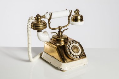 Eski telefon, eski telefon üzerinde beyaz izole