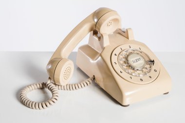 Eski telefon, eski telefon üzerinde beyaz izole