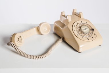 Eski telefon, eski telefon üzerinde beyaz izole