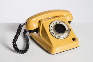 Eski telefon, eski telefon üzerinde beyaz izole