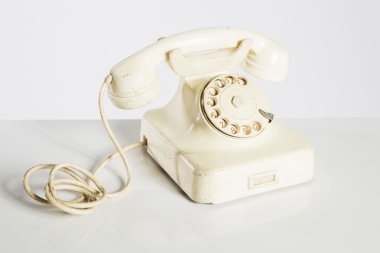 Eski telefon, eski telefon üzerinde beyaz izole