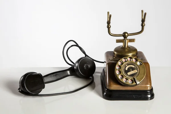 Το παλιό τηλέφωνο, παλιό τηλέφωνο που απομονώνονται σε λευκό. — Φωτογραφία Αρχείου