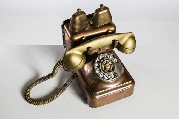 Старый телефон, старый телефон изолирован на белом . — стоковое фото