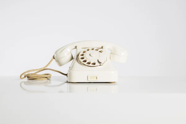 Teléfono viejo, teléfono viejo aislado en blanco . — Foto de Stock