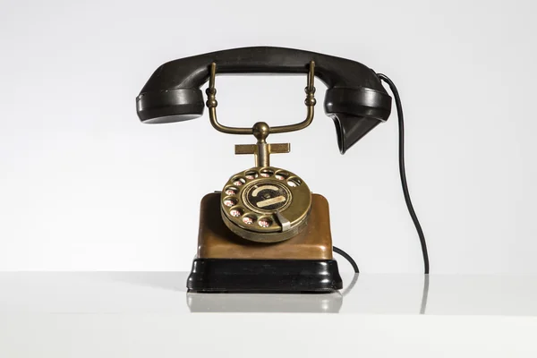 오래 된 전화, 흰색 절연 하는 오래 된 전화. — 스톡 사진