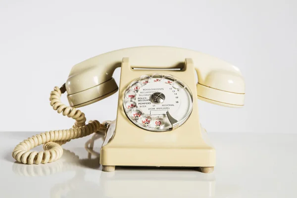 Teléfono viejo, teléfono viejo aislado en blanco . — Foto de Stock