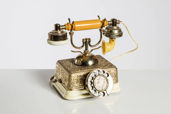 古い携帯電話、古い電話の白で隔離. — ストック写真