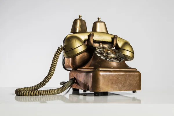 Oude telefoon, oude telefoon geïsoleerd op wit. — Stockfoto