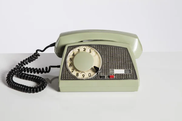 Vecchio telefono, vecchio telefono isolato su bianco . — Foto Stock