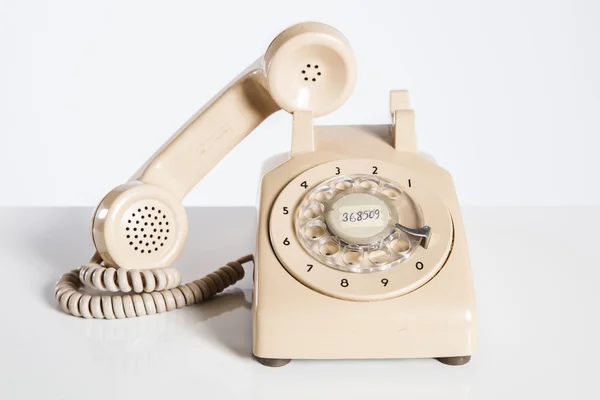 古い携帯電話、古い電話の白で隔離. — ストック写真