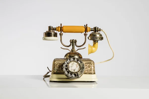 Stary telefon, stary telefon na białym tle. — Zdjęcie stockowe