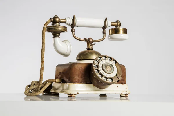 Oude telefoon, oude telefoon geïsoleerd op wit. — Stockfoto