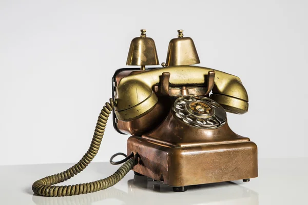 Το παλιό τηλέφωνο, παλιό τηλέφωνο που απομονώνονται σε λευκό. — Φωτογραφία Αρχείου