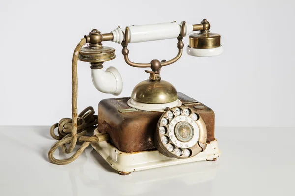 오래 된 전화, 흰색 절연 하는 오래 된 전화 — 스톡 사진
