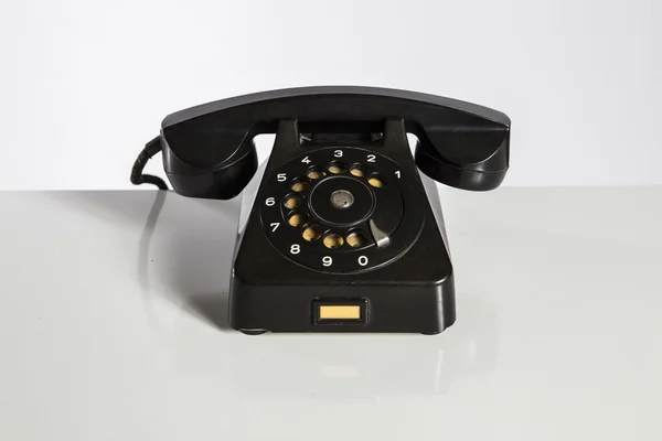 Telefono nero, Vecchio telefono nero isolato su bianco — Foto Stock