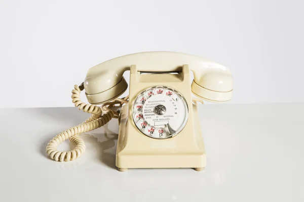 Oude telefoon, oude telefoon geïsoleerd op wit — Stockfoto