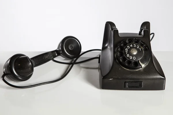 Czarny telefon, stary telefon czarny na białym tle — Zdjęcie stockowe