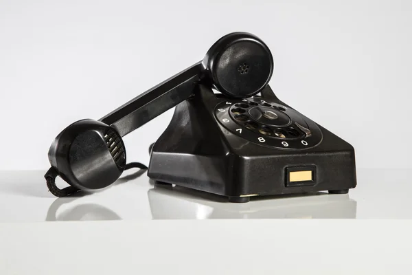 블랙 전화, 오래 된 흑인 전화 흰색 절연 — 스톡 사진