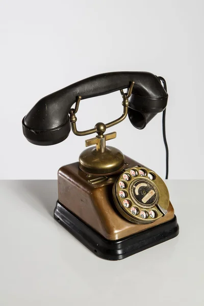 Старый телефон, старый телефон изолирован на белом — стоковое фото